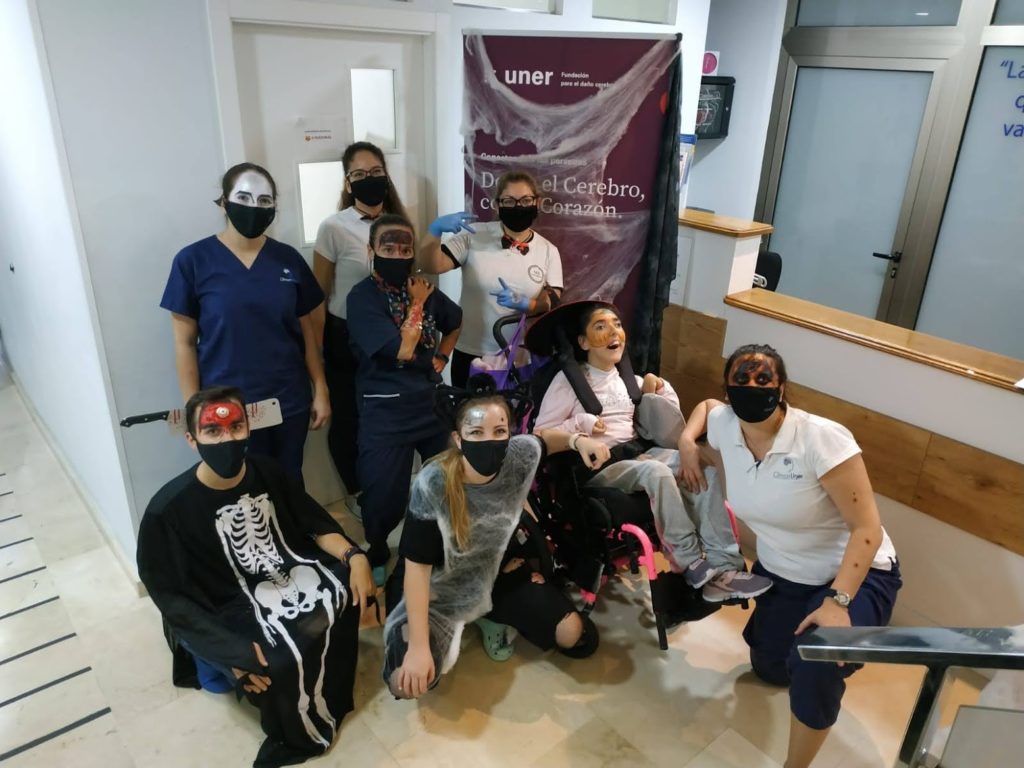 Pacientes, terapeutas y maquilladoras celebrando Halloween en Fundación Uner